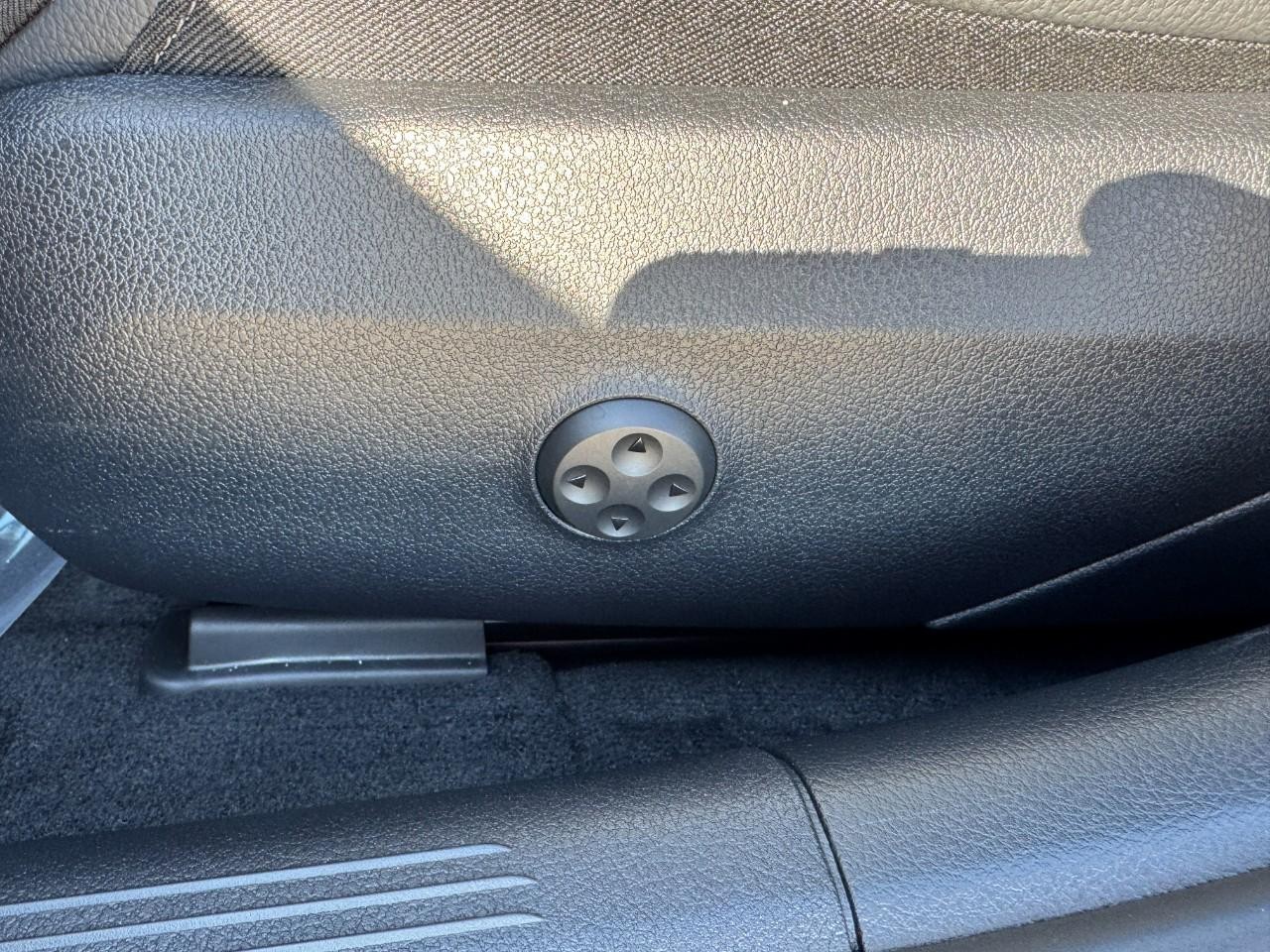 Mercedes-Benz C-Class Vehicle Full-screen Gallery Image 29