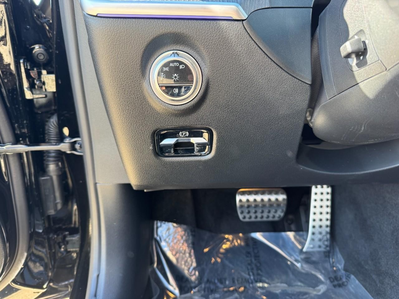 Mercedes-Benz C-Class Vehicle Full-screen Gallery Image 30