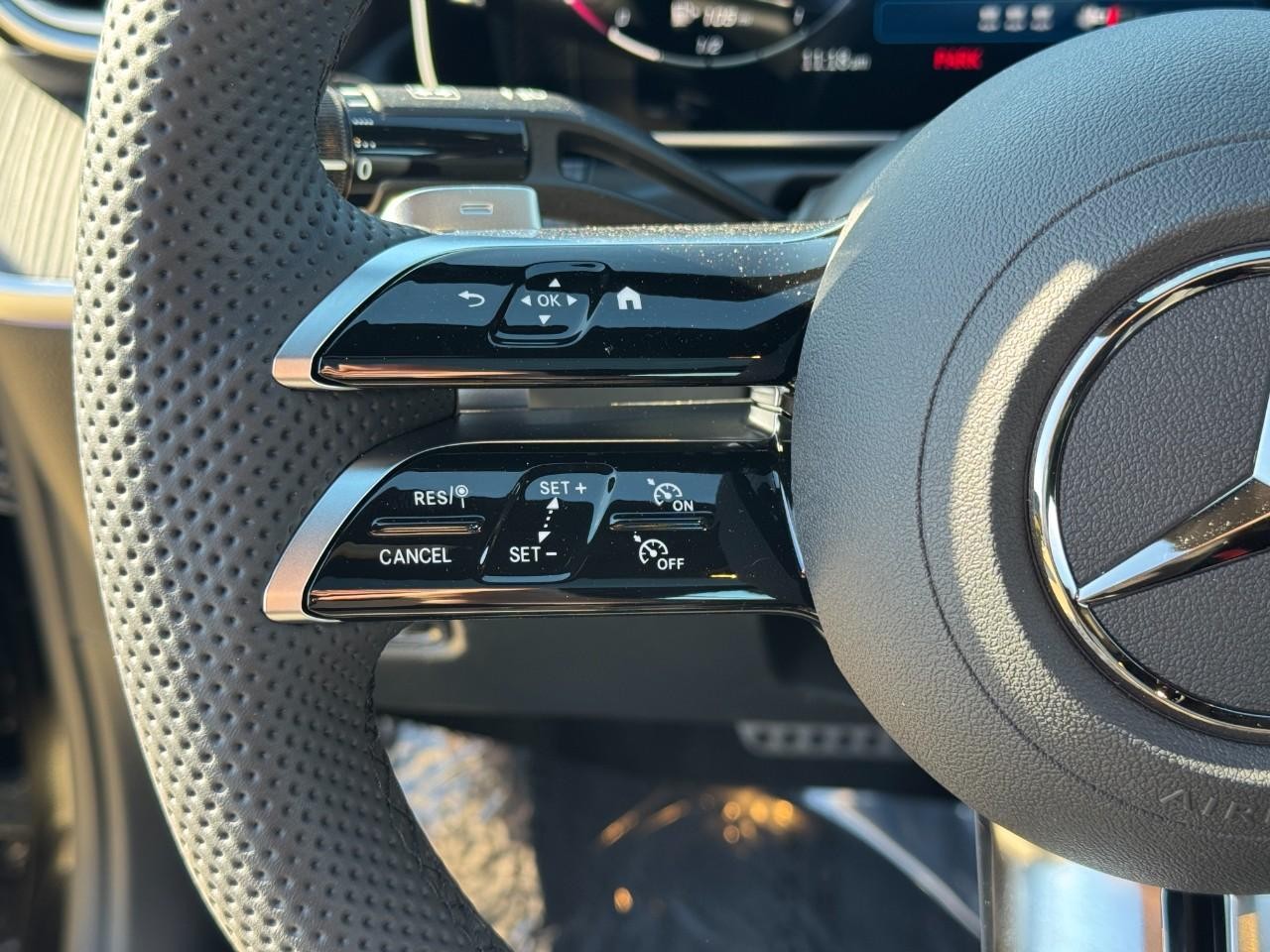 Mercedes-Benz C-Class Vehicle Full-screen Gallery Image 31