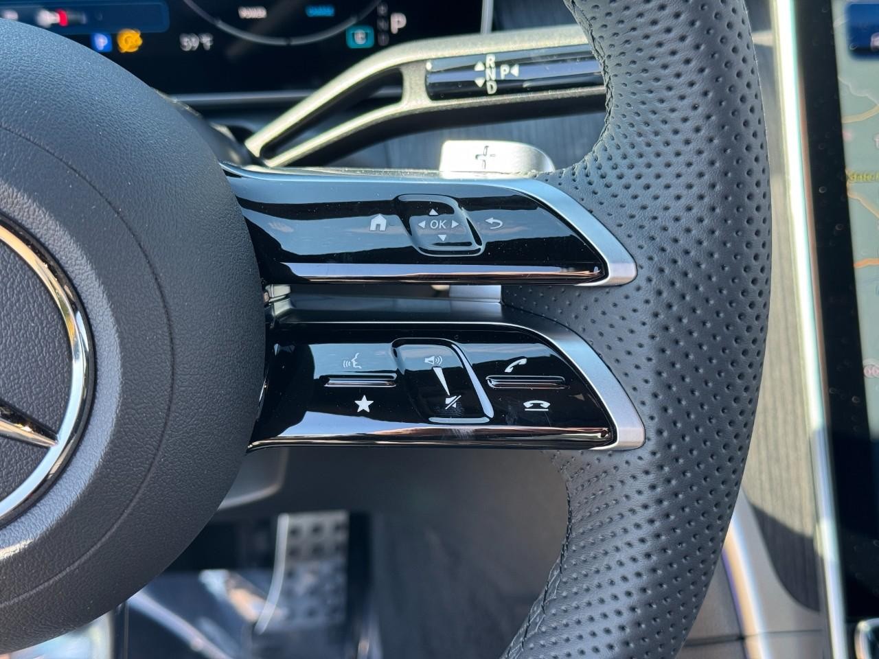 Mercedes-Benz C-Class Vehicle Full-screen Gallery Image 32