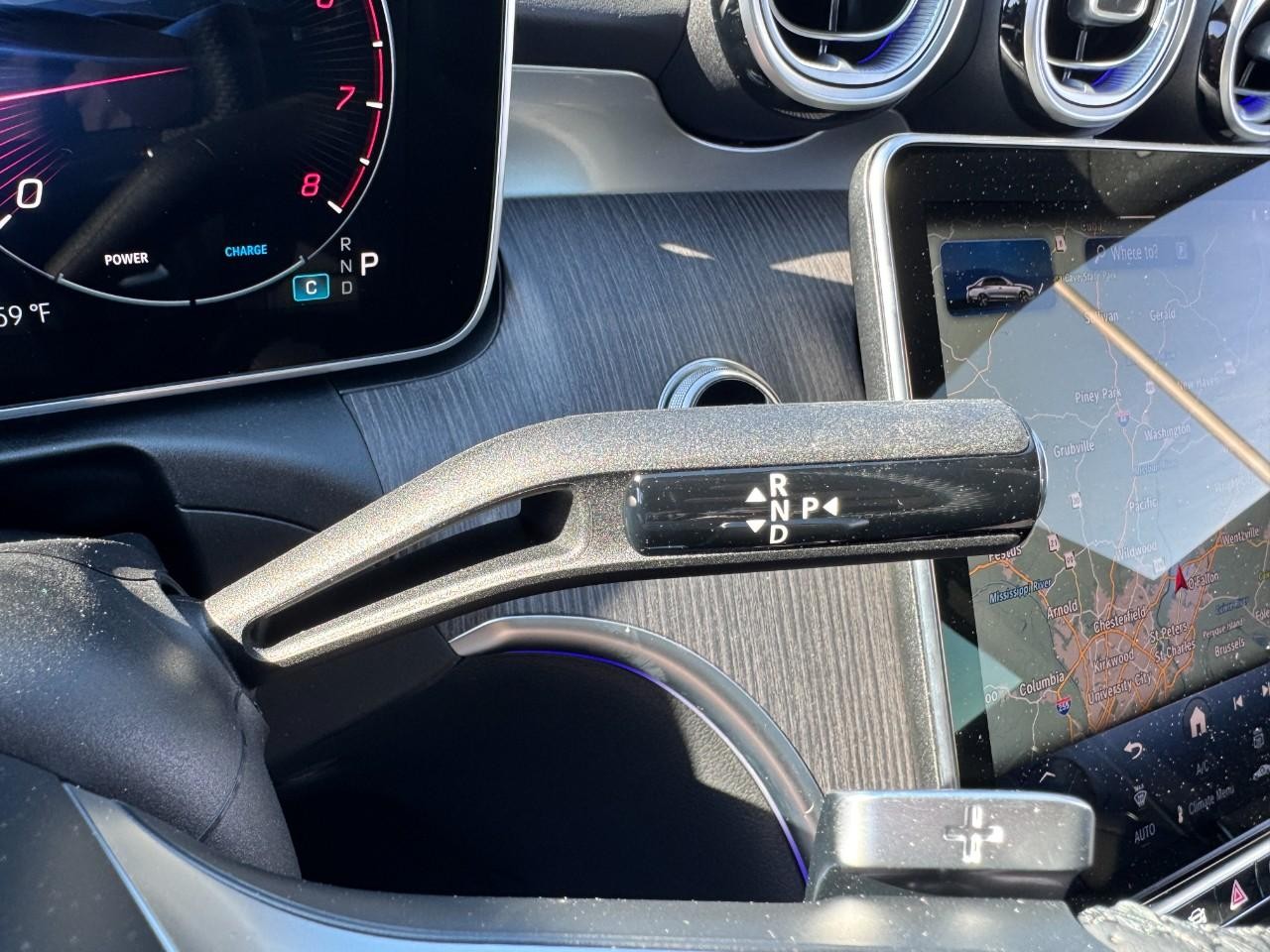 Mercedes-Benz C-Class Vehicle Full-screen Gallery Image 34