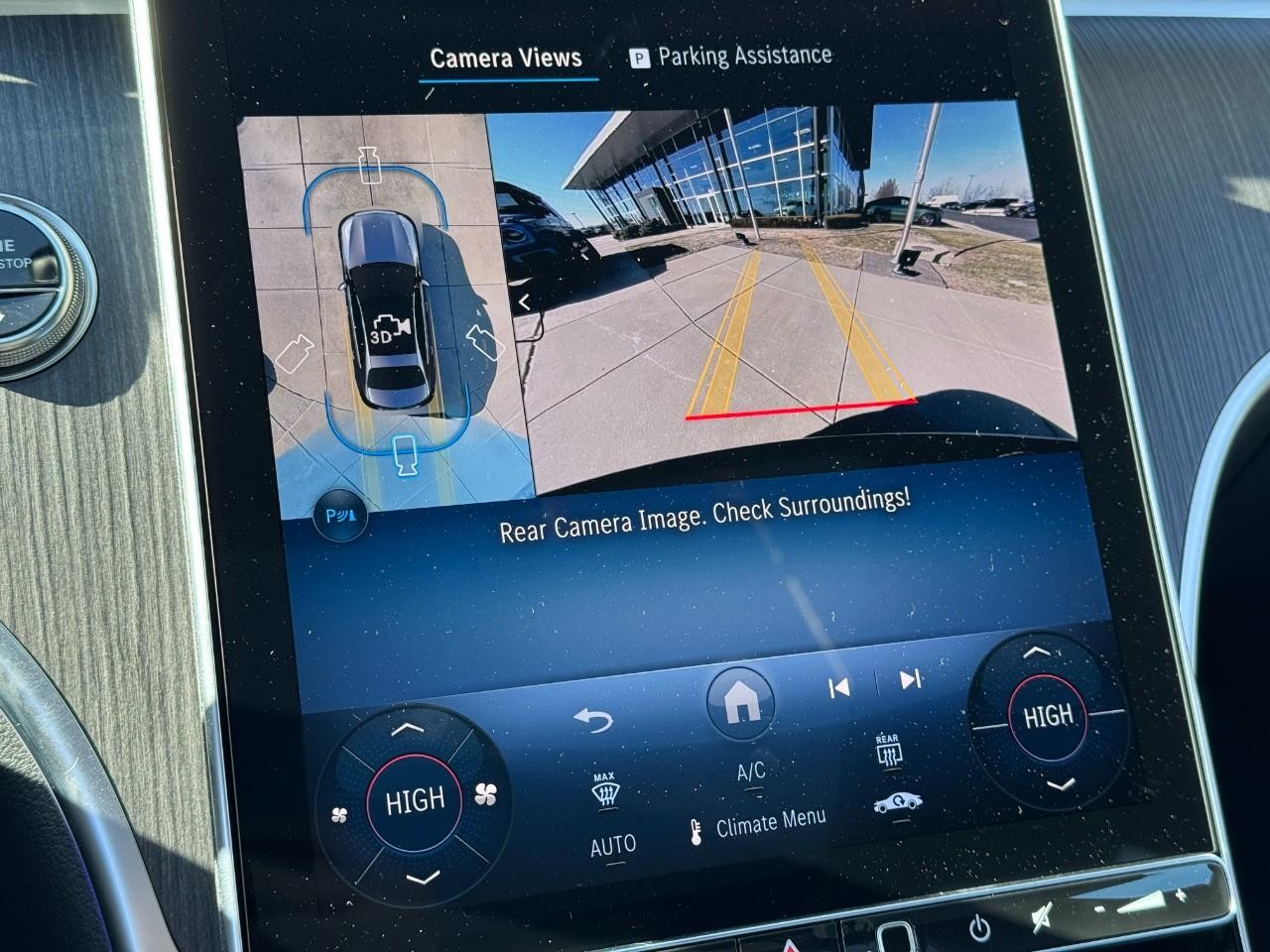 Mercedes-Benz C-Class Vehicle Full-screen Gallery Image 35