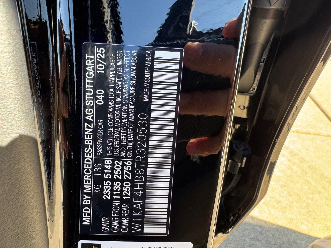 Mercedes-Benz C-Class Vehicle Full-screen Gallery Image 36