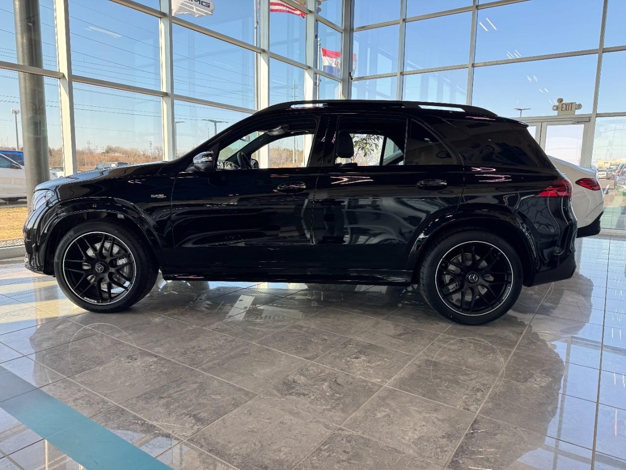 Mercedes-Benz GLE Vehicle Full-screen Gallery Image 2