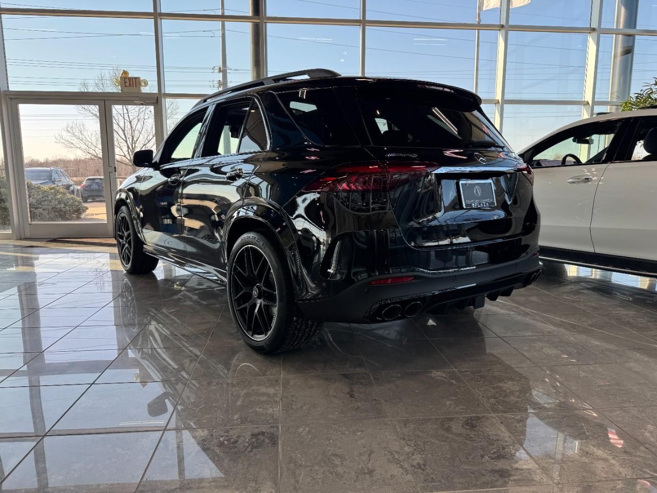 Mercedes-Benz GLE Vehicle Full-screen Gallery Image 3