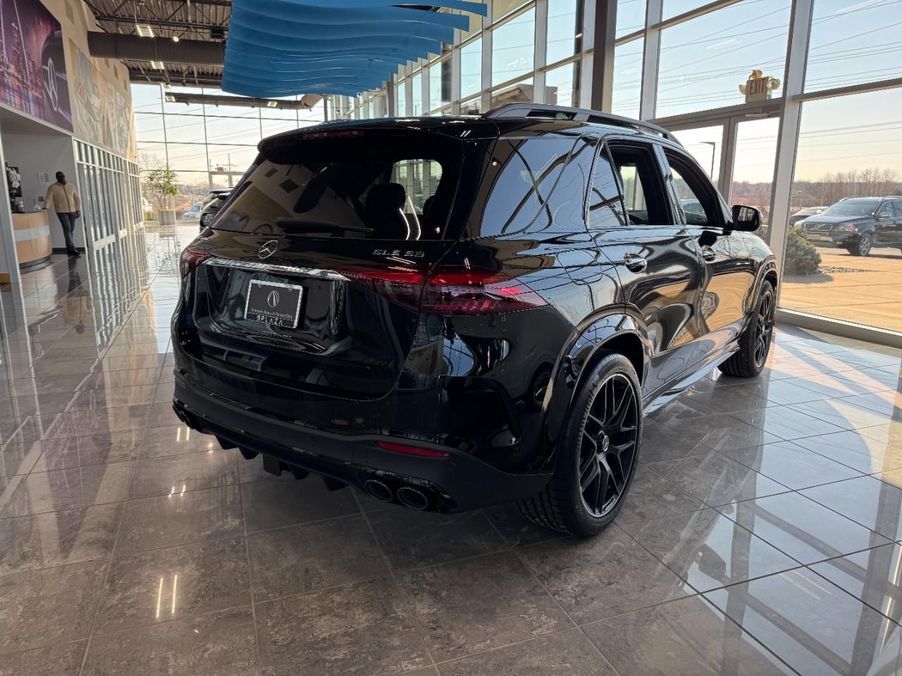 Mercedes-Benz GLE Vehicle Full-screen Gallery Image 4