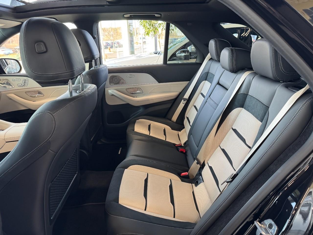 Mercedes-Benz GLE Vehicle Full-screen Gallery Image 8