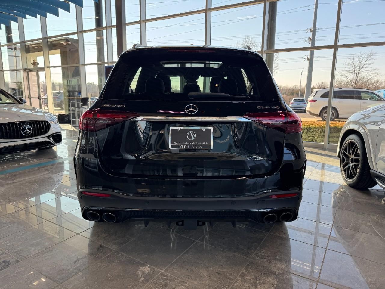 Mercedes-Benz GLE Vehicle Full-screen Gallery Image 9