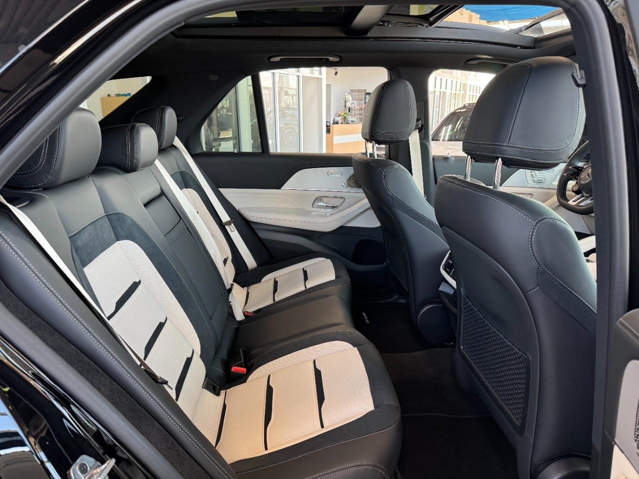 Mercedes-Benz GLE Vehicle Full-screen Gallery Image 10