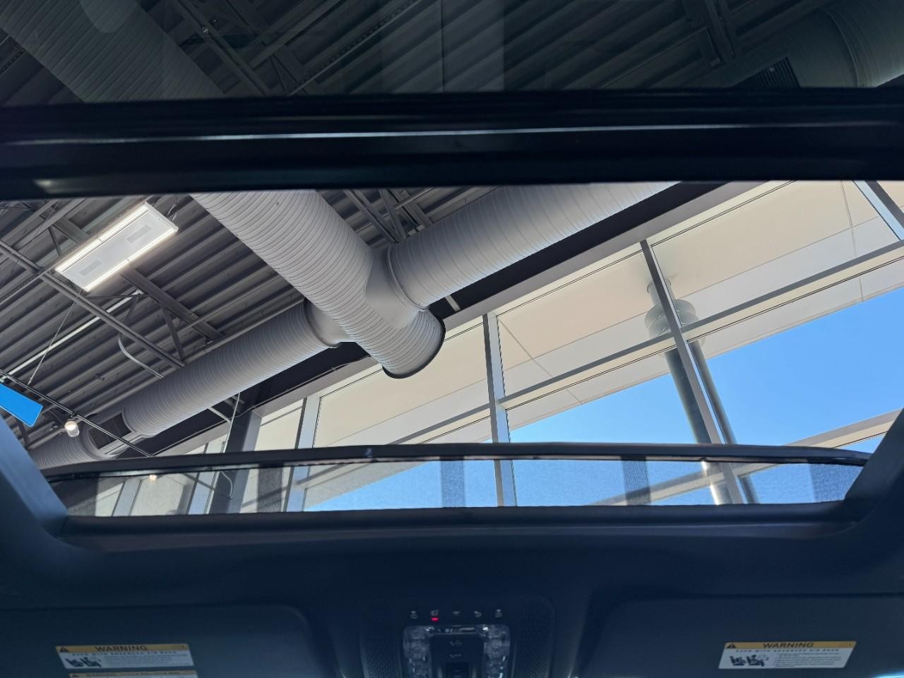 Mercedes-Benz GLE Vehicle Full-screen Gallery Image 11