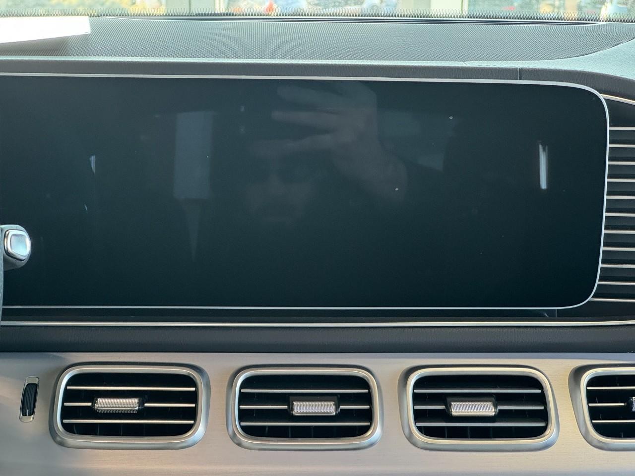 Mercedes-Benz GLE Vehicle Full-screen Gallery Image 14