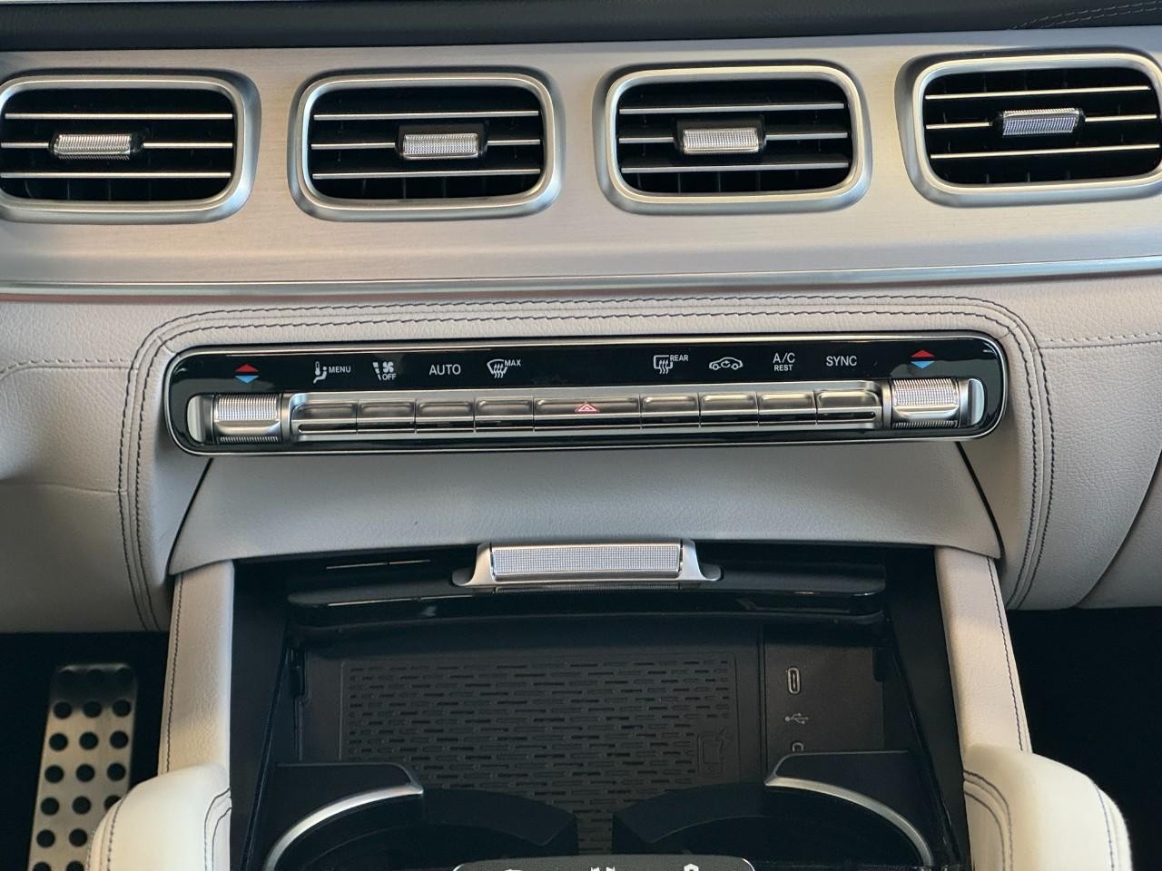 Mercedes-Benz GLE Vehicle Full-screen Gallery Image 15