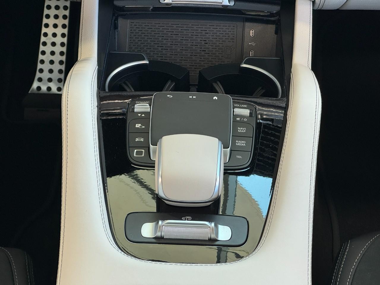 Mercedes-Benz GLE Vehicle Full-screen Gallery Image 16