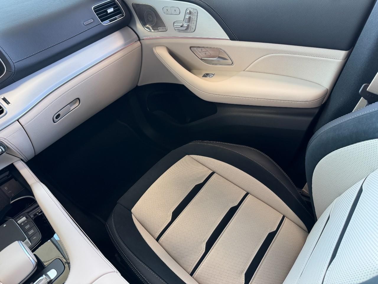 Mercedes-Benz GLE Vehicle Full-screen Gallery Image 17