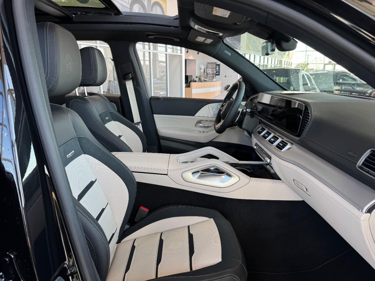 Mercedes-Benz GLE Vehicle Full-screen Gallery Image 18