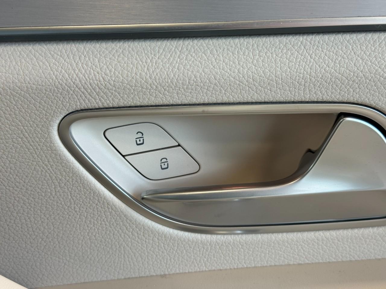 Mercedes-Benz GLE Vehicle Full-screen Gallery Image 22