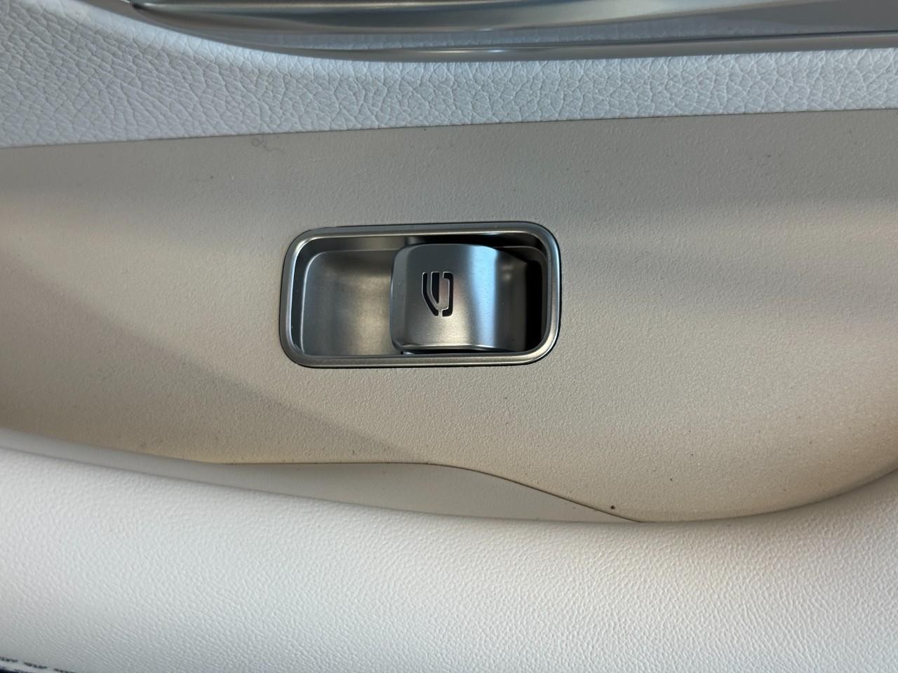 Mercedes-Benz GLE Vehicle Full-screen Gallery Image 23