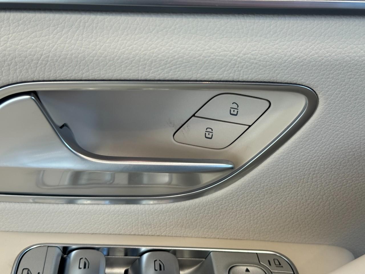 Mercedes-Benz GLE Vehicle Full-screen Gallery Image 26