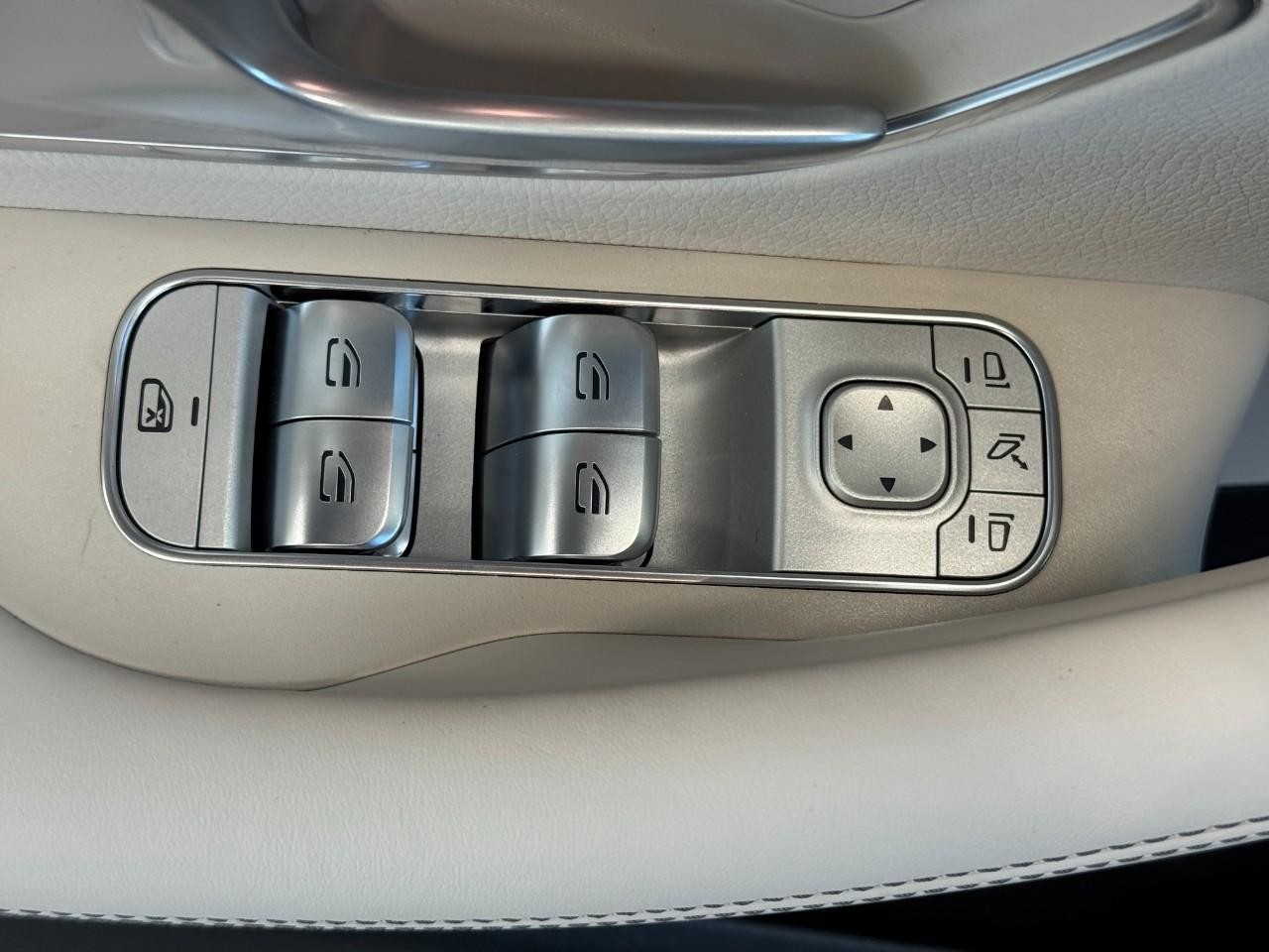 Mercedes-Benz GLE Vehicle Full-screen Gallery Image 27