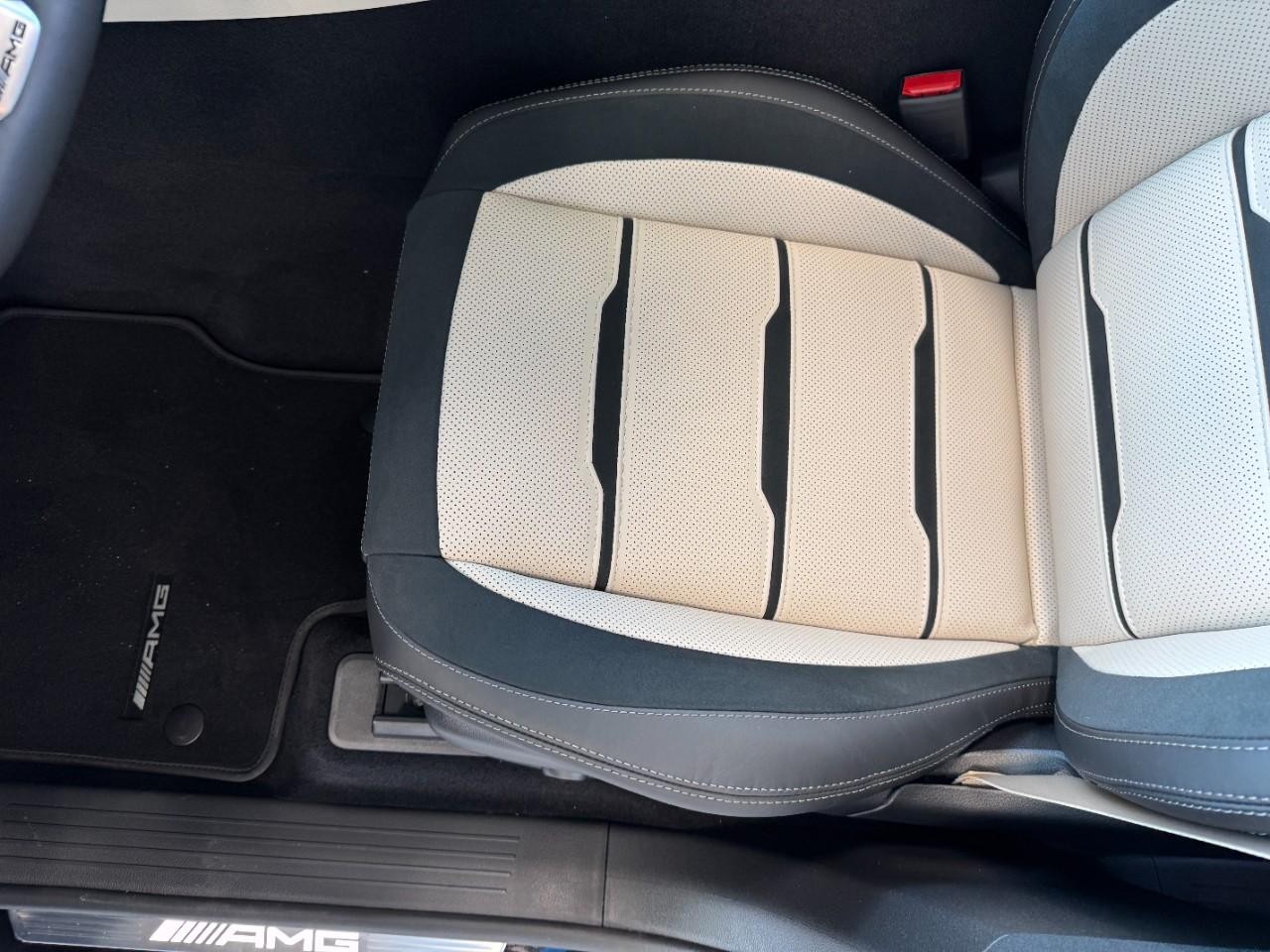 Mercedes-Benz GLE Vehicle Full-screen Gallery Image 30