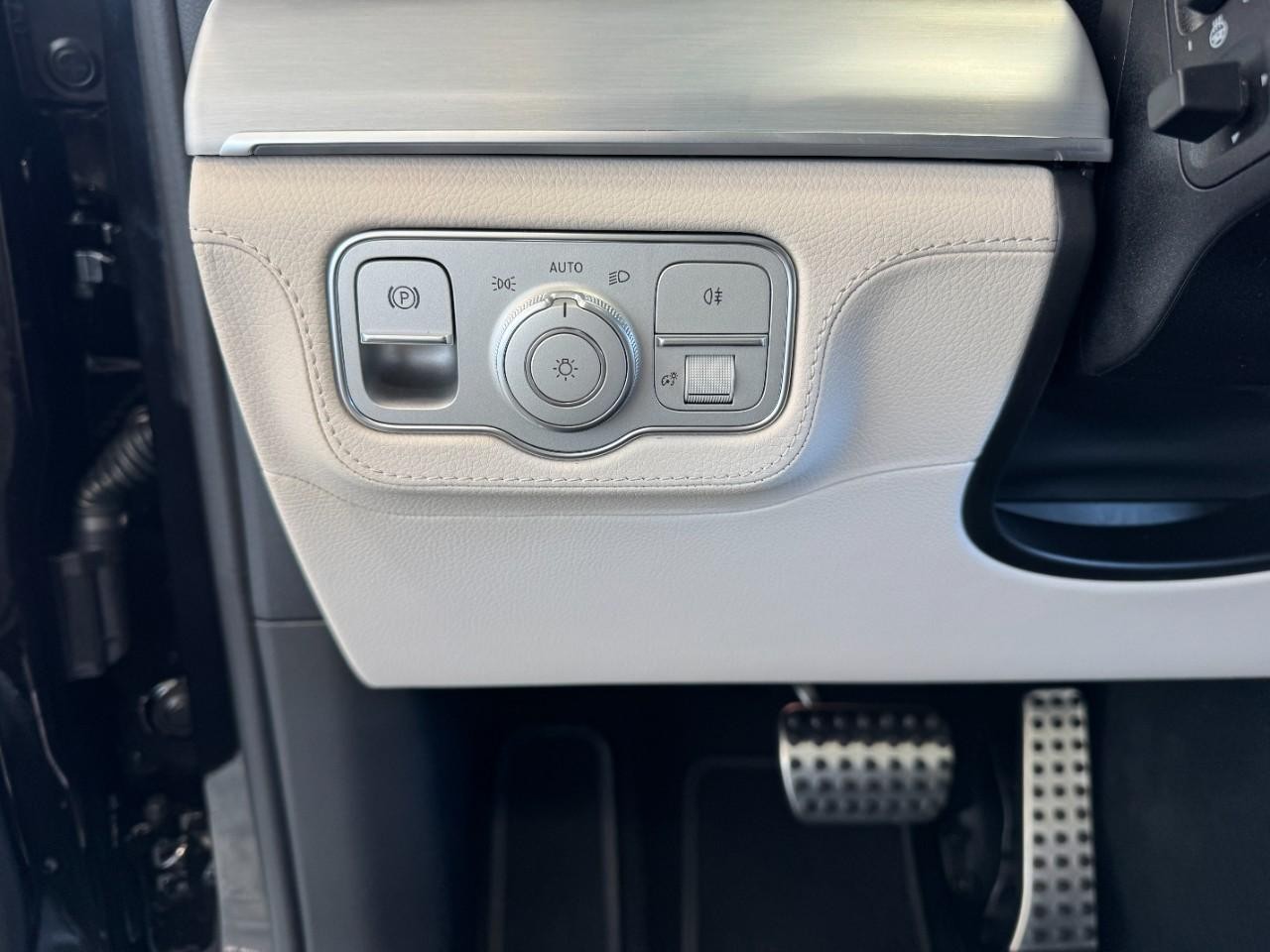 Mercedes-Benz GLE Vehicle Full-screen Gallery Image 32