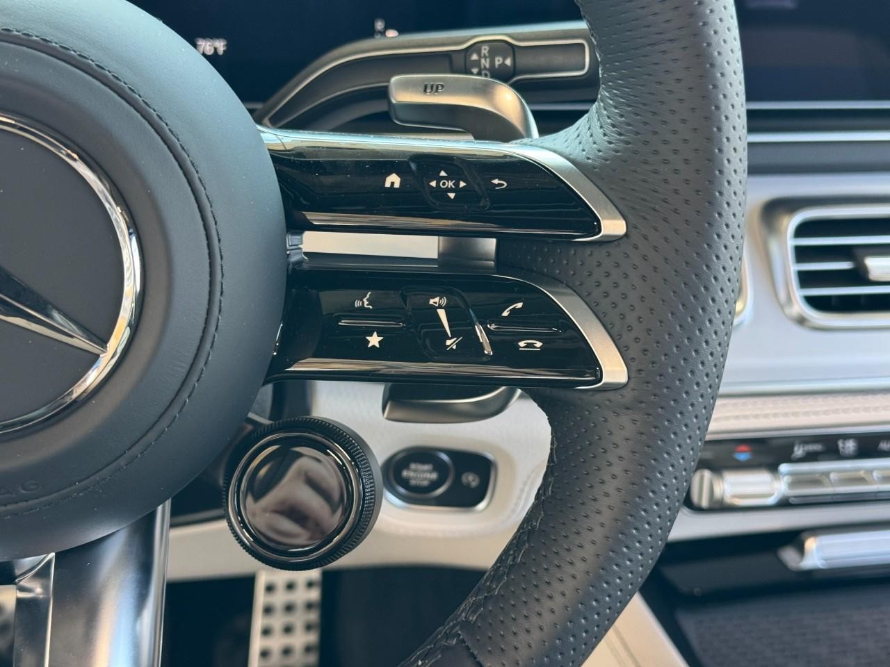 Mercedes-Benz GLE Vehicle Full-screen Gallery Image 34