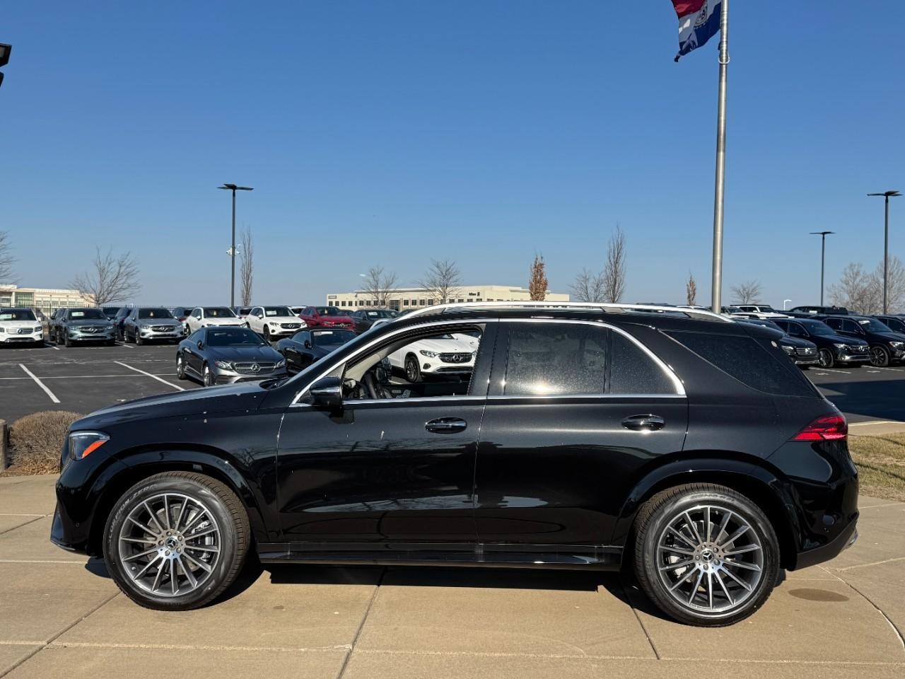 Mercedes-Benz GLE Vehicle Full-screen Gallery Image 2