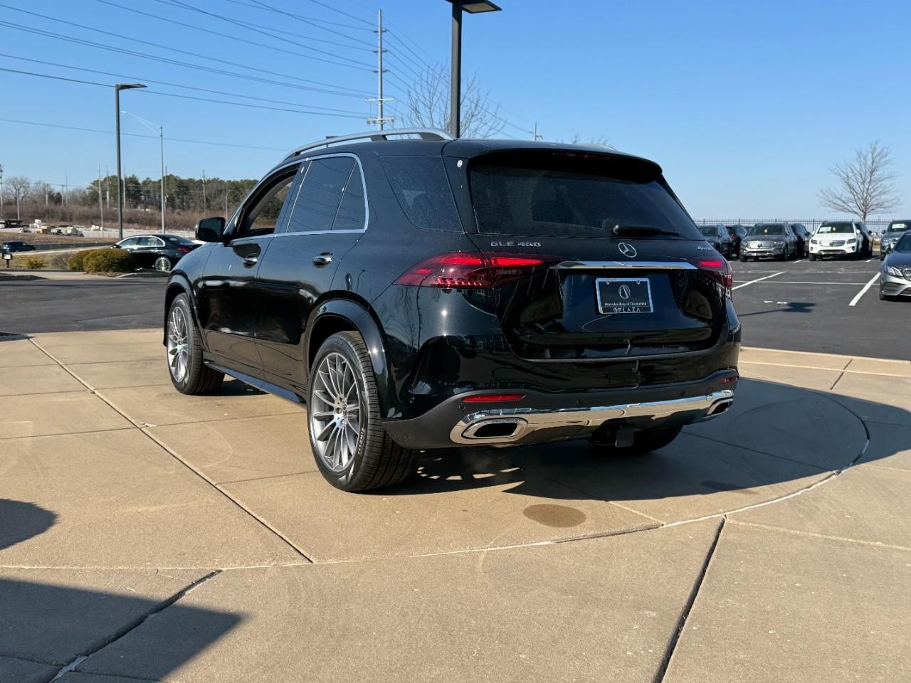 Mercedes-Benz GLE Vehicle Full-screen Gallery Image 3