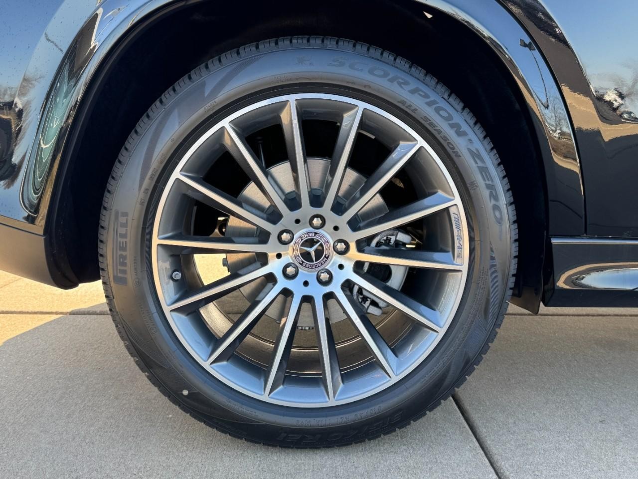 Mercedes-Benz GLE Vehicle Full-screen Gallery Image 5