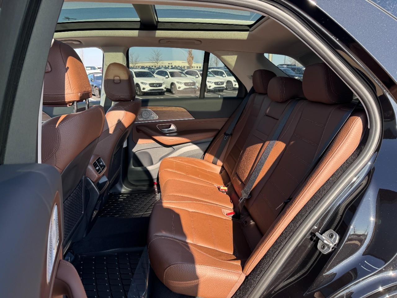 Mercedes-Benz GLE Vehicle Full-screen Gallery Image 8