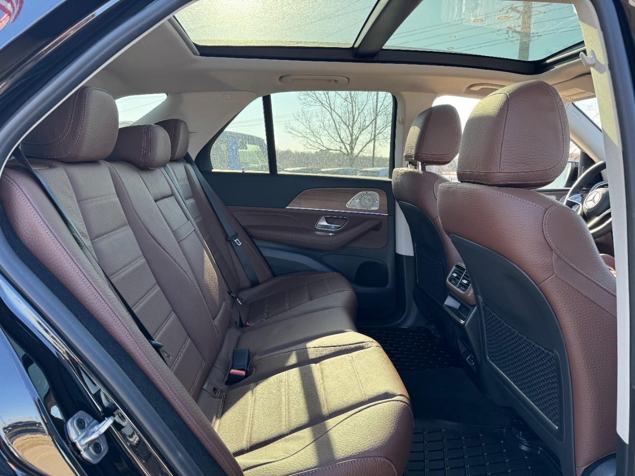 Mercedes-Benz GLE Vehicle Full-screen Gallery Image 10