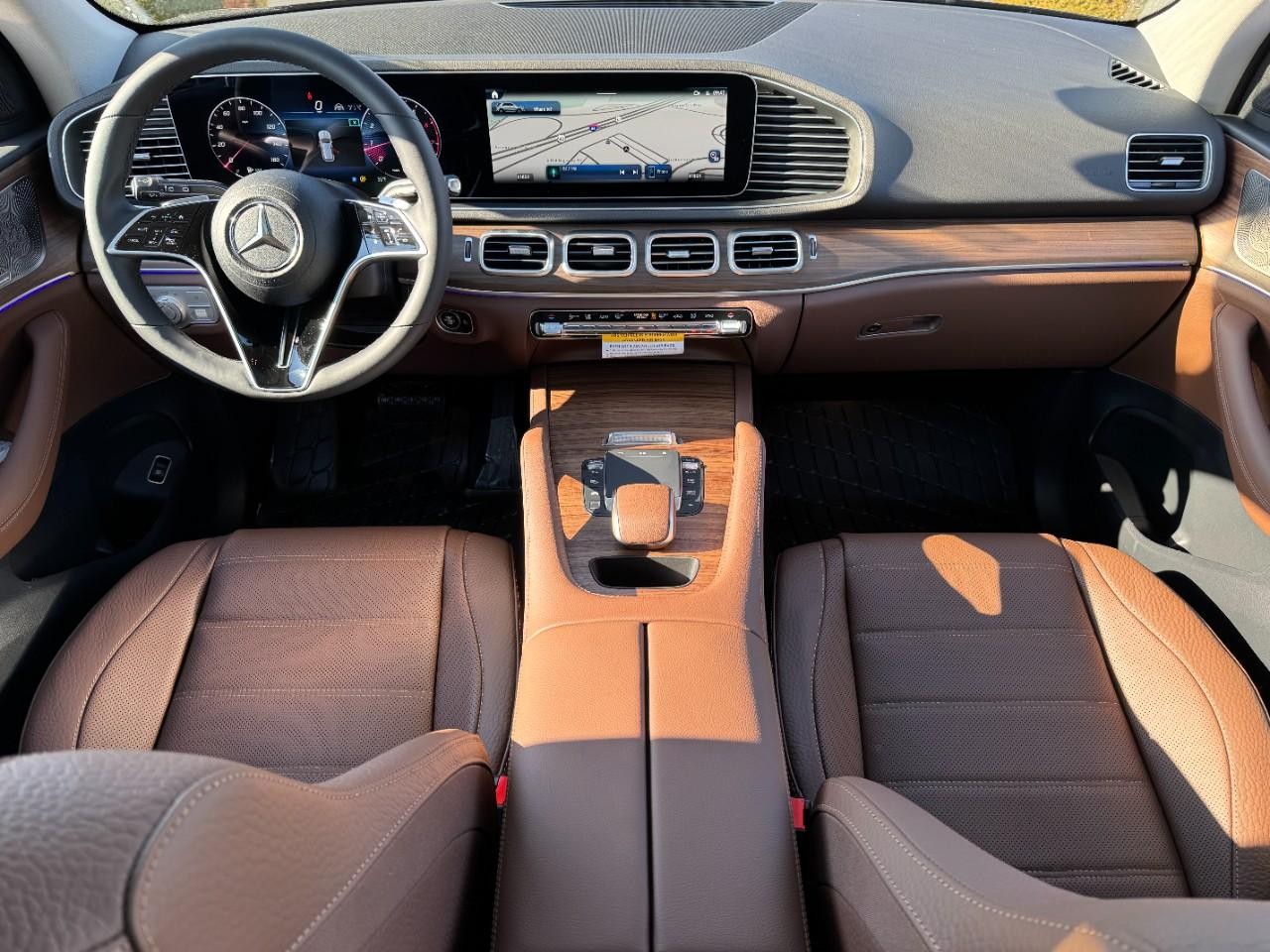 Mercedes-Benz GLE Vehicle Full-screen Gallery Image 12