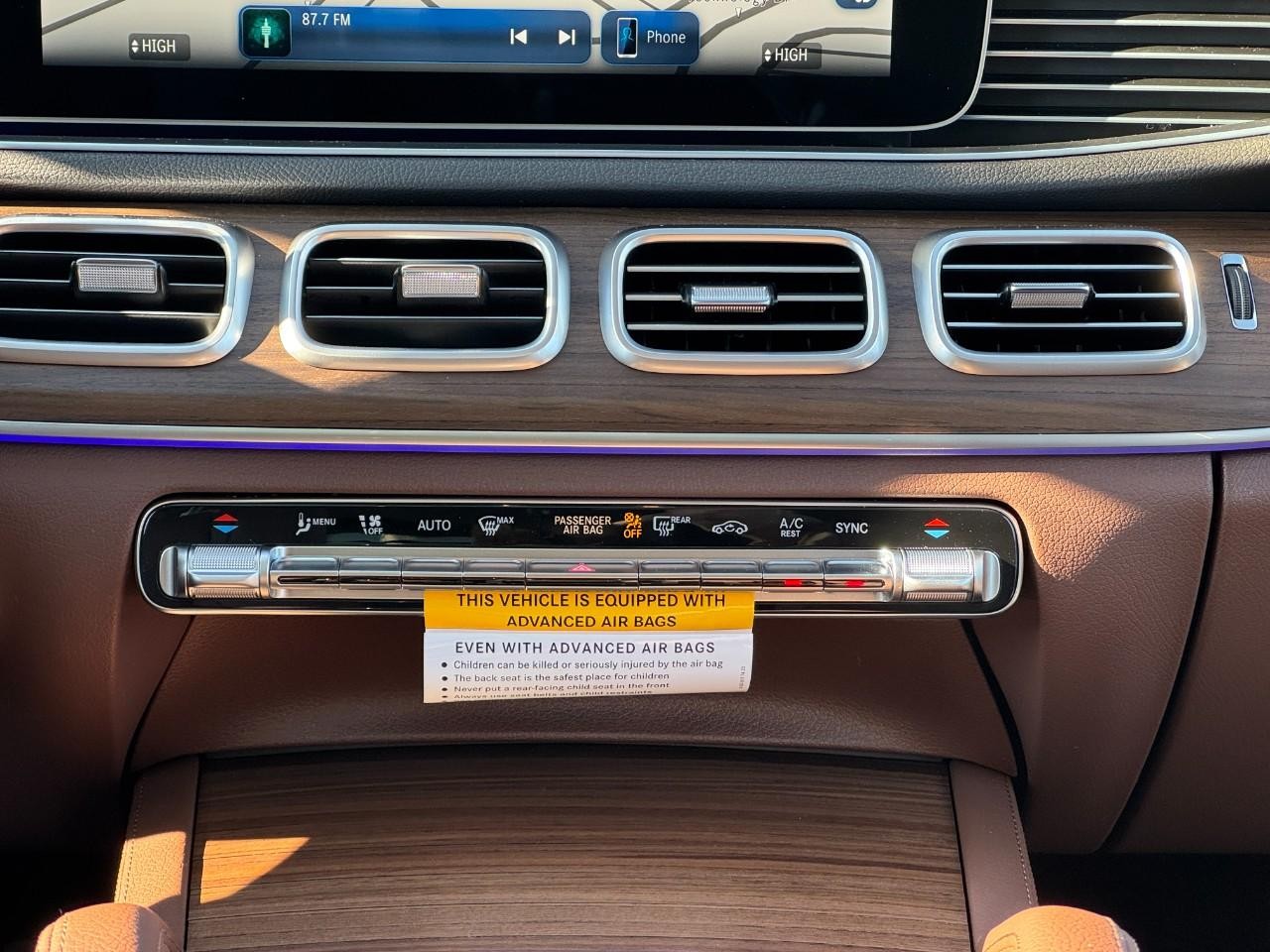 Mercedes-Benz GLE Vehicle Full-screen Gallery Image 15