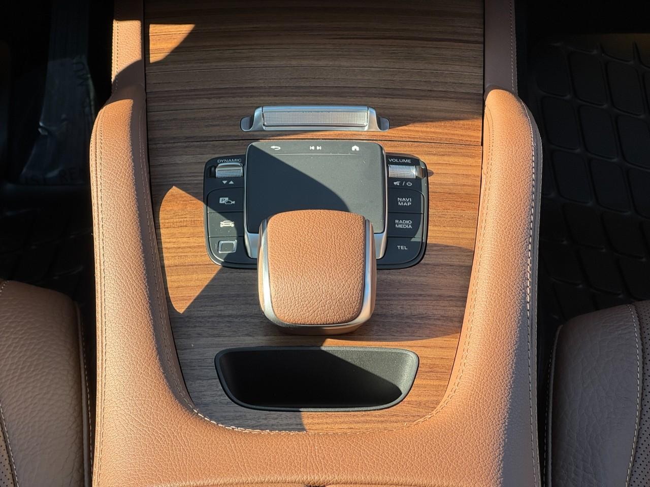 Mercedes-Benz GLE Vehicle Full-screen Gallery Image 16