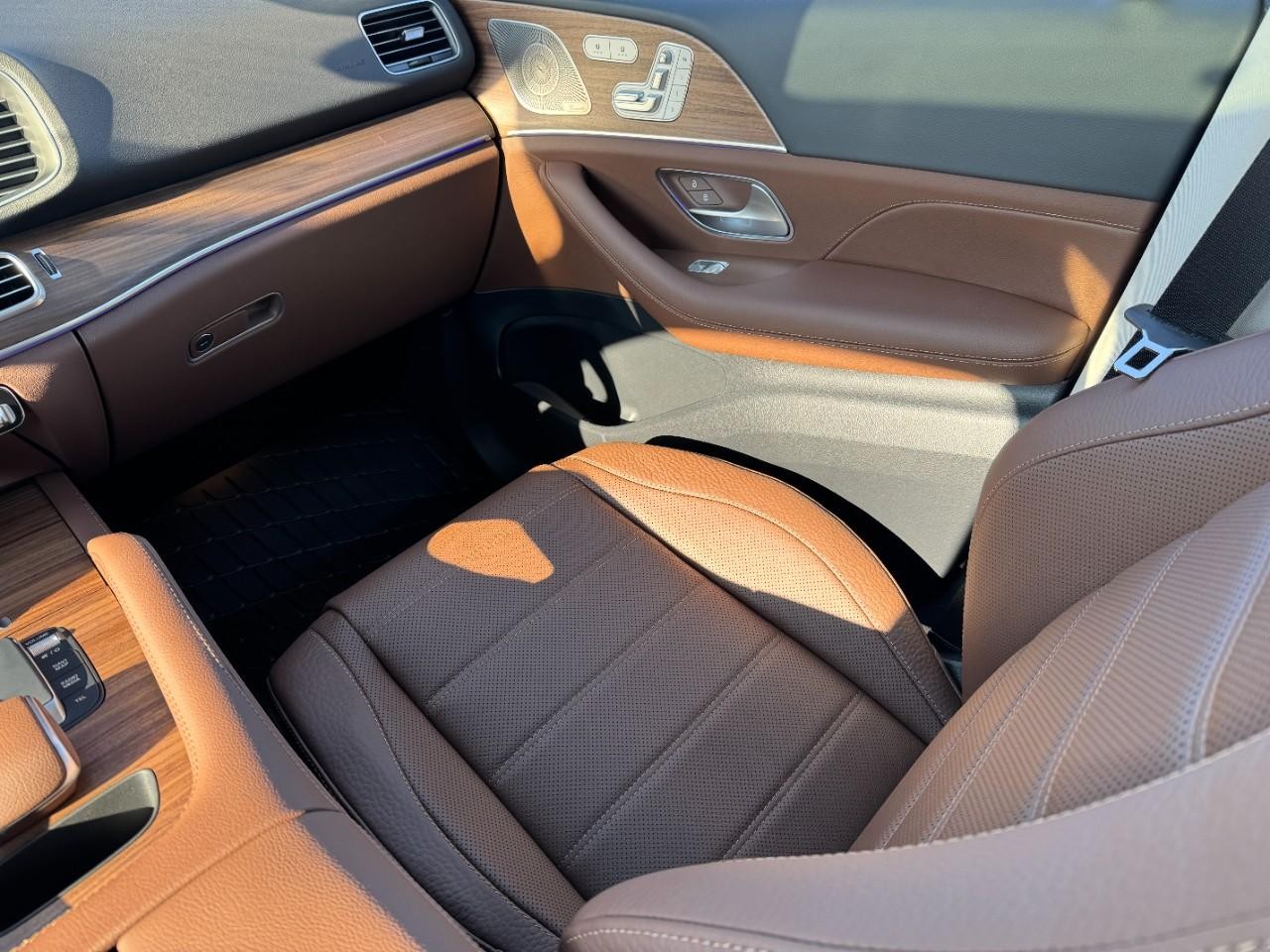 Mercedes-Benz GLE Vehicle Full-screen Gallery Image 17