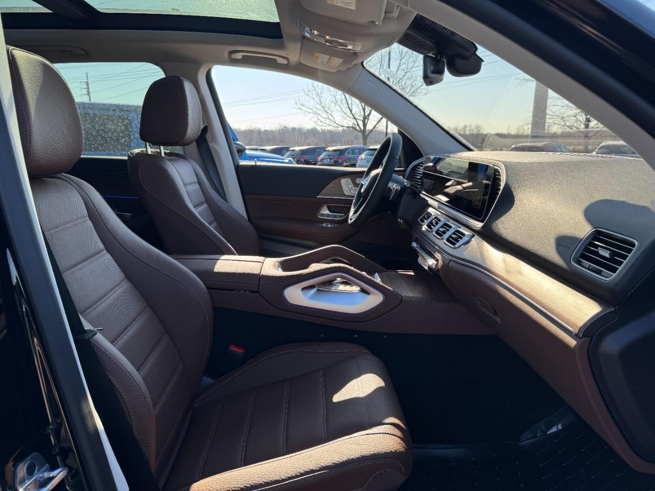 Mercedes-Benz GLE Vehicle Full-screen Gallery Image 18