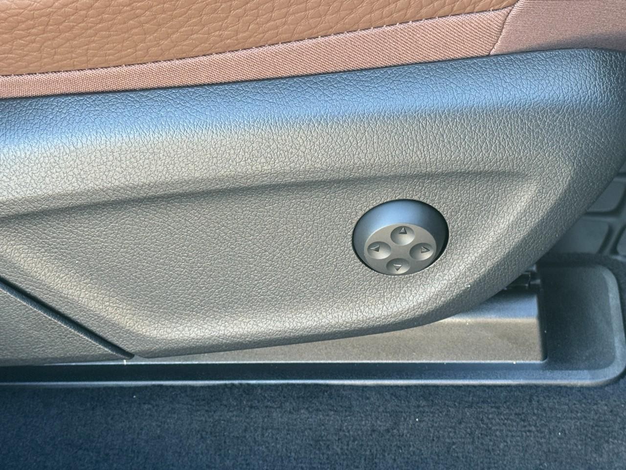 Mercedes-Benz GLE Vehicle Full-screen Gallery Image 20