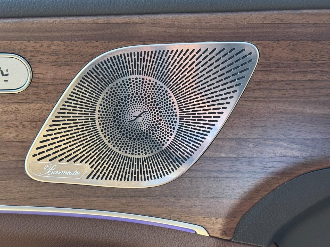 Mercedes-Benz GLE Vehicle Full-screen Gallery Image 24