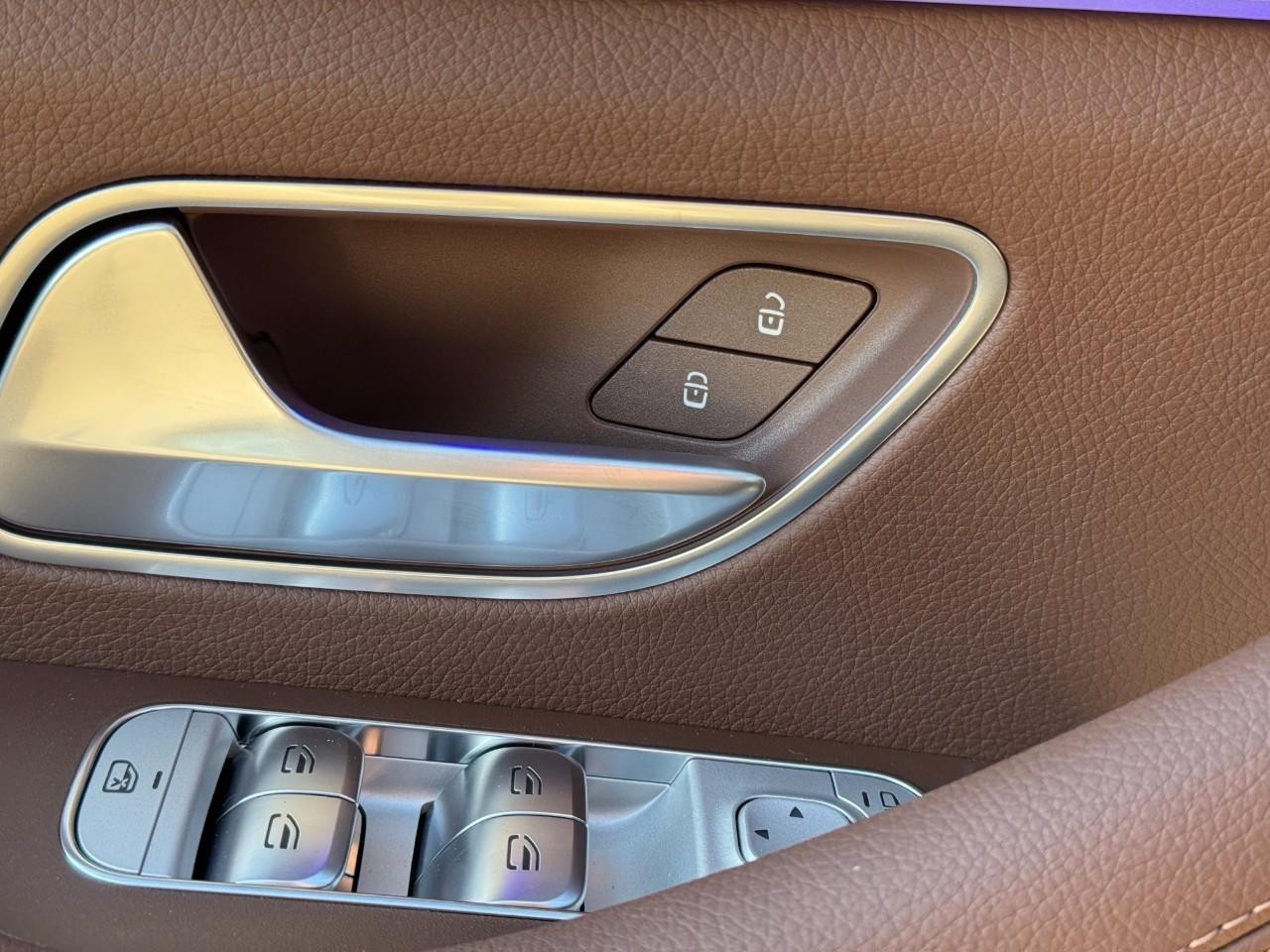 Mercedes-Benz GLE Vehicle Full-screen Gallery Image 26