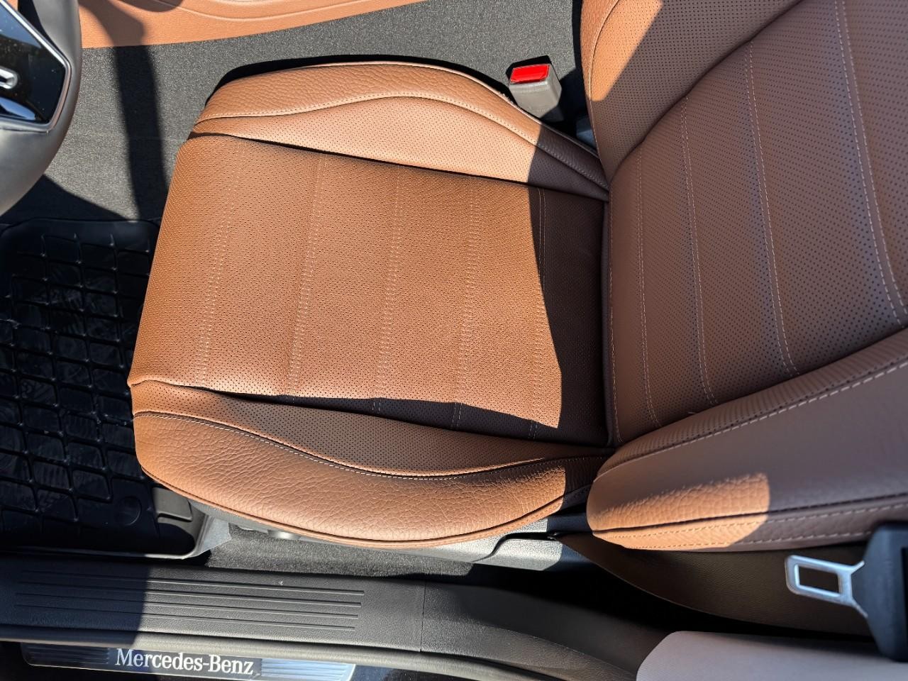 Mercedes-Benz GLE Vehicle Full-screen Gallery Image 30