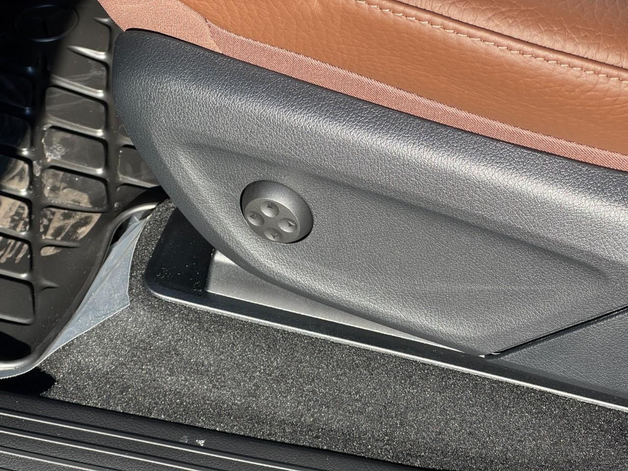 Mercedes-Benz GLE Vehicle Full-screen Gallery Image 31