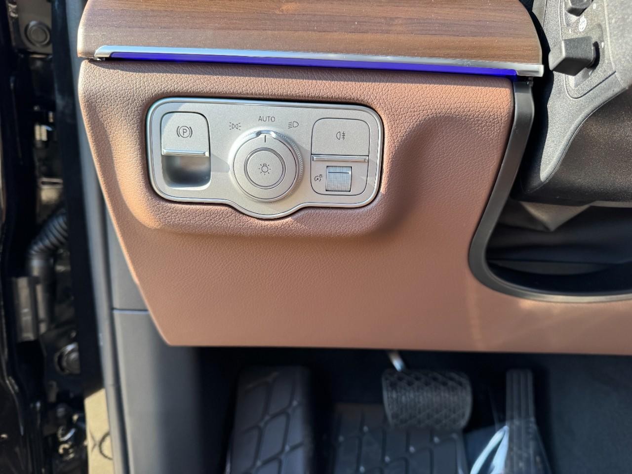 Mercedes-Benz GLE Vehicle Full-screen Gallery Image 32