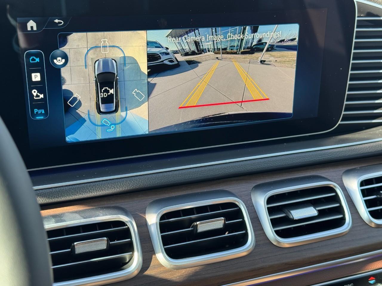 Mercedes-Benz GLE Vehicle Full-screen Gallery Image 37