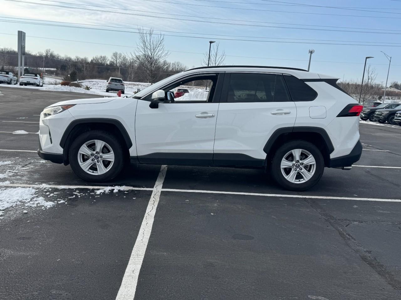 Toyota RAV4 Vehicle Full-screen Gallery Image 3