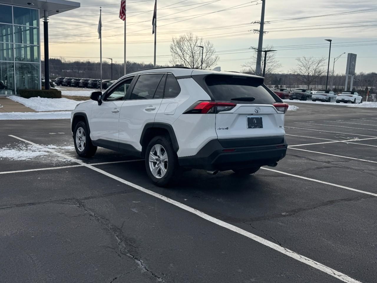 Toyota RAV4 Vehicle Full-screen Gallery Image 4