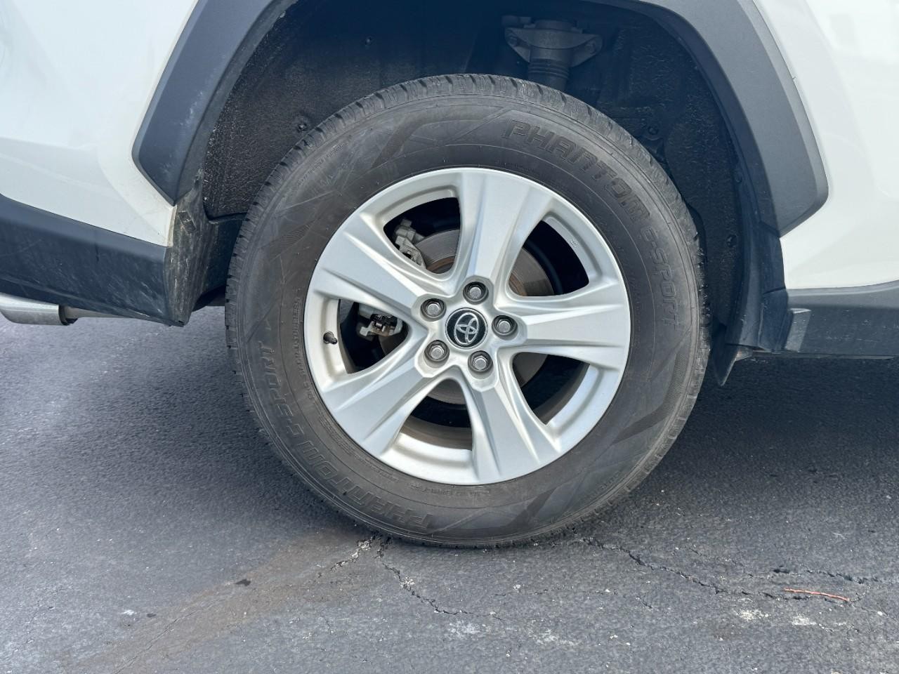 Toyota RAV4 Vehicle Full-screen Gallery Image 6