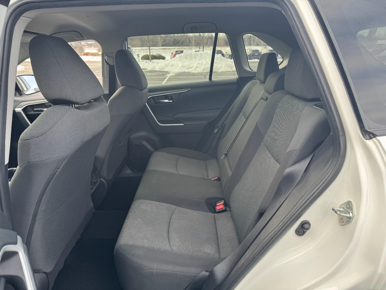 Toyota RAV4 Vehicle Full-screen Gallery Image 9