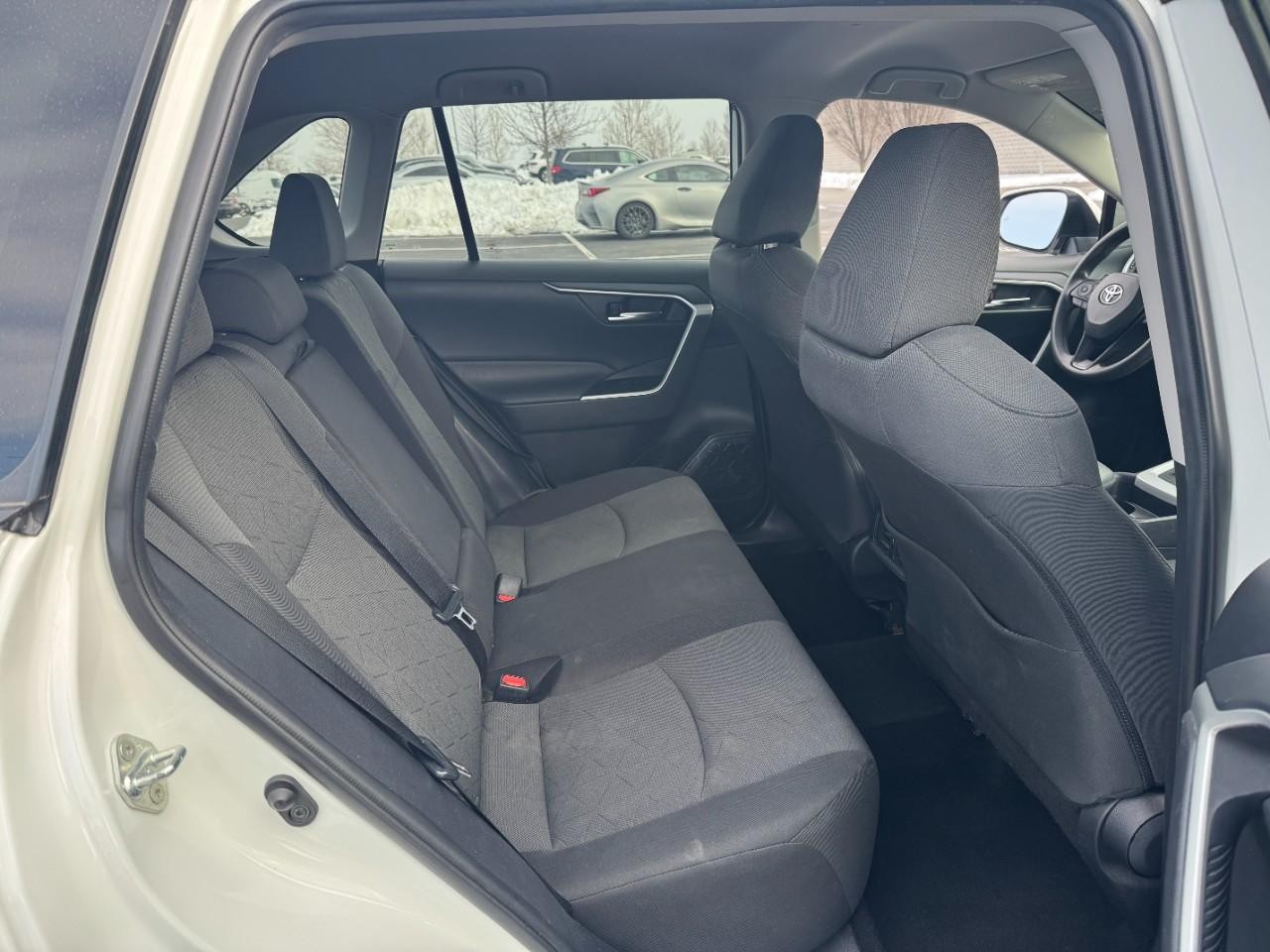 Toyota RAV4 Vehicle Full-screen Gallery Image 11