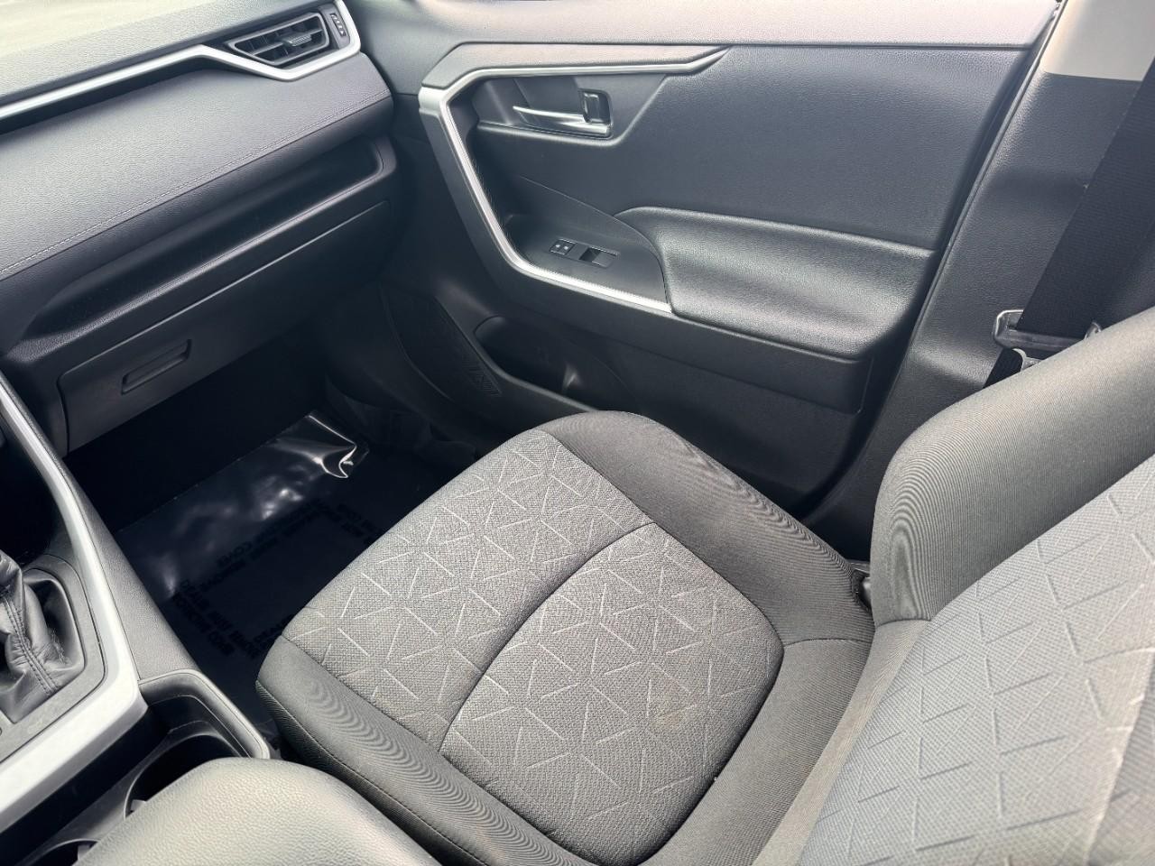 Toyota RAV4 Vehicle Full-screen Gallery Image 17