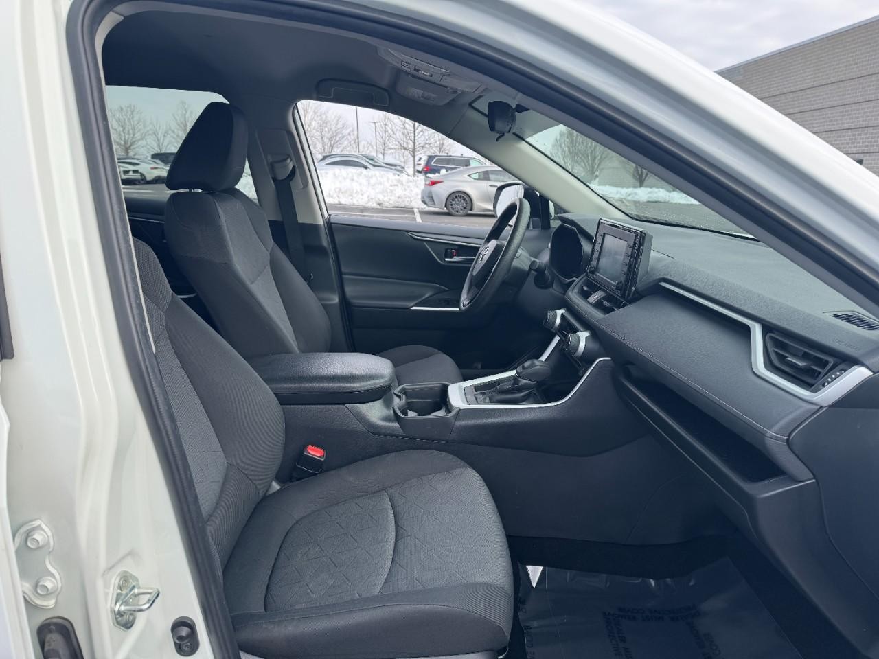 Toyota RAV4 Vehicle Full-screen Gallery Image 18